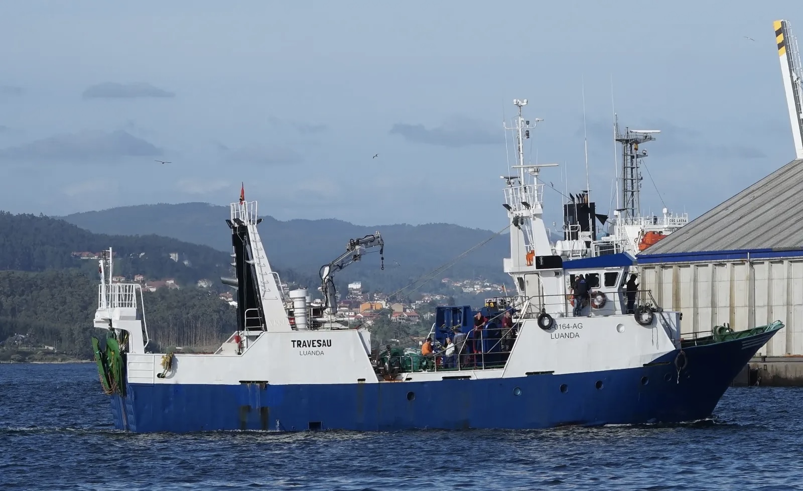 Arrastão Travesau junto ao cais com a tripulação no convés